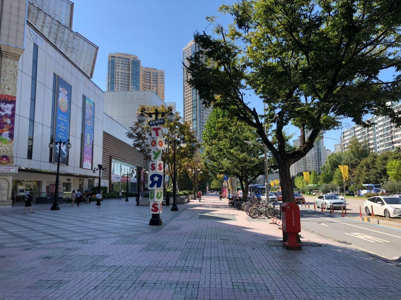 롯데월드가 보이는 서울 잠실 거리. 한국 고등학생 교복 체험을 위한 길잡이